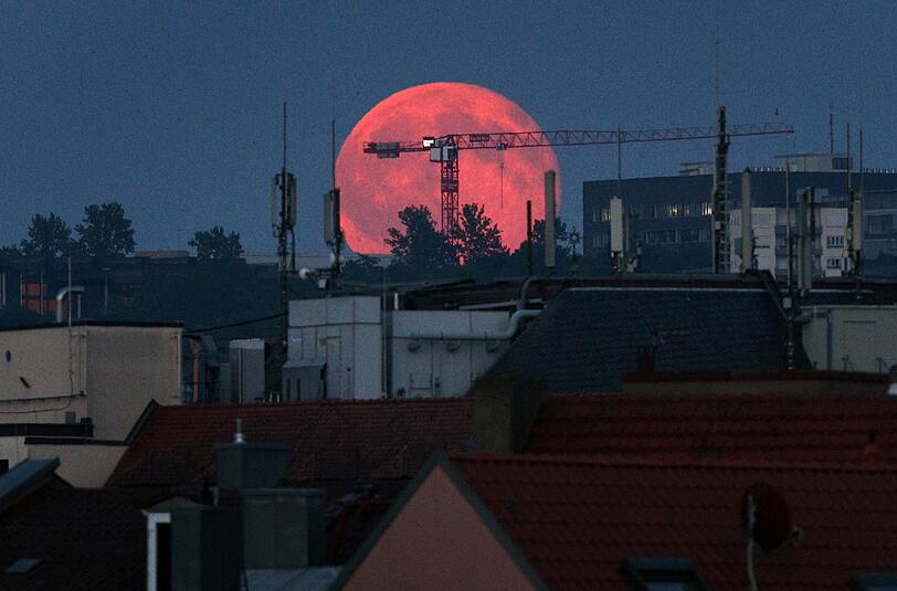 Ein schlechtes Omen &ndash; oder einfach nur schön anzuschauen? Der dunkelrote Mond am 02.07.2015 über Würzburg.