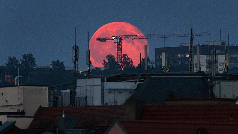 Ein schlechtes Omen – oder einfach nur schön anzuschauen? Der dunkelrote Mond am 02.07.2015 über Würzburg. Ein schlechtes Omen – oder einfach nur schön anzuschauen? Der dunkelrote Mond am 02.07.2015 über Würzburg.