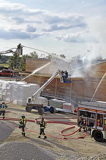 Bis zum Eintreffen der Einsatzkräfte hatten die Flammen rund zehn Quadratmeter der Holzfassade erfasst.