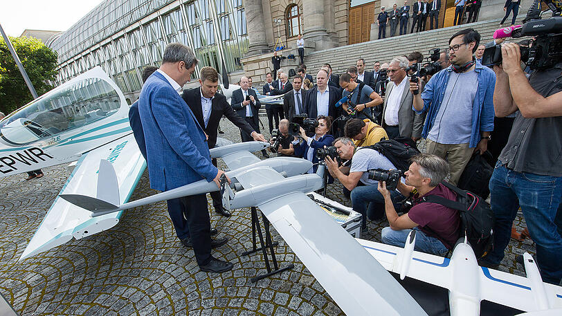 Weiter Bilder von der Ausstellung mit dem Schwerpunkt "Flugtaxi und elektrisches Fliegen der Zukunft" im Hofgarten der Staatskanzlei.