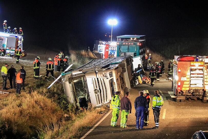 In Unterfranken kam es in der Nacht auf Dienstag zu einem schlimmen Unfall mit einem Viehtransporter - die Bilder.