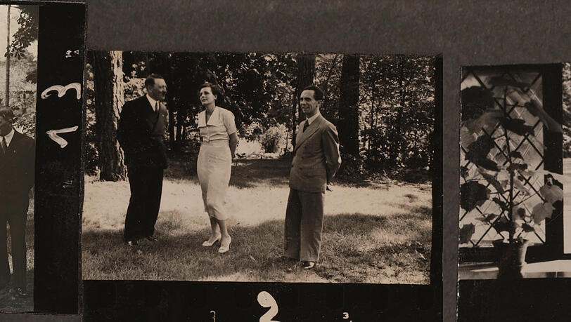 Kontaktbogen aus dem Bestand von Heinrich Hoffmann, jetzt National Archive: Adolf Hitler ist mit Joseph Goebbels (Reichsminister für Volksaufklärung) zu Besuch bei Leni Riefenstahl in ihrer Villa in Berlin-Dahlem (1937)