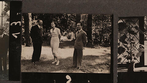 Kontaktbogen aus dem Bestand von Heinrich Hoffmann, jetzt National Archive: Adolf Hitler ist mit Joseph Goebbels (Reichsminister für Volksaufklärung) zu Besuch bei Leni Riefenstahl in ihrer Villa in Berlin-Dahlem (1937)