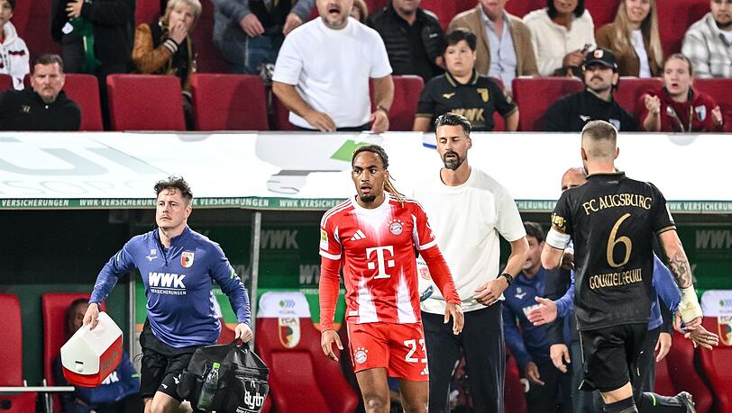 Bayern-Profi Sacha Boey (M.) sah für sein Foul an Augsburgs Robin Fellhauer Gelb.