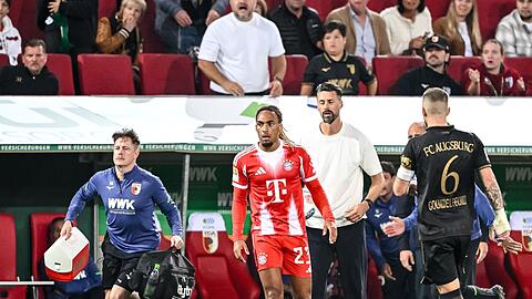 Bayern-Profi Sacha Boey (M.) sah für sein Foul an Augsburgs Robin Fellhauer Gelb.