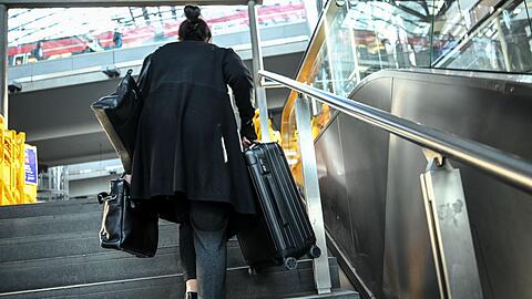 Schwere Lasten werden getragen - ohne Rolltreppe.