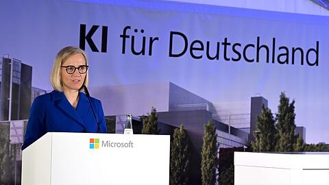 Microsoft-Deutschlandchefin Agnes Heftberger beim Spatenstich f&uuml;r eins der drei bereits bekannten KI-Rechenzentren von Microsoft im Rheinischen Revier im M&auml;rz. (Archivbild)