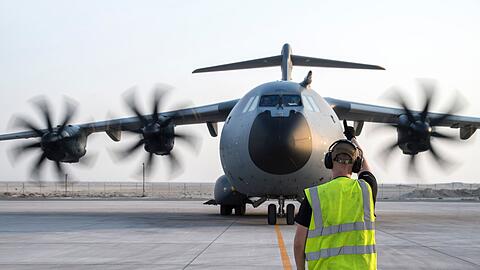 Schon binnen Tagen will Frankreich einen umger&uuml;steten Milit&auml;r-Transportflieger als L&ouml;schflugzeug einsetzen (Archivbild).