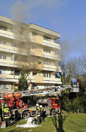 Weltistr.: Unter starker Rauchentwicklung brennen ein Trockner und eine Waschmaschine. Den beiden Bewohnern ist der Weg zur Wohnungstür abgeschnitten. Sie flüchten auf den Balkon. Über eine Drehleiter werden die beiden gerettet. Der Brand ist schnell gelöscht. Die Zwei kommen mit einer Rauchgasvergiftung in eine Klinik.