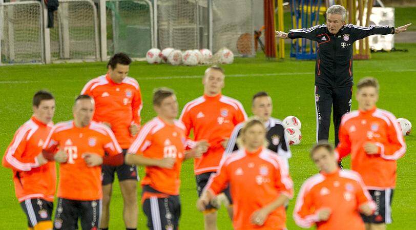 Die Bayern bei der ersten Trainingseinheit in Doha: Die Mannschaft rackert - der Trainer gibt das Tempo vor.
