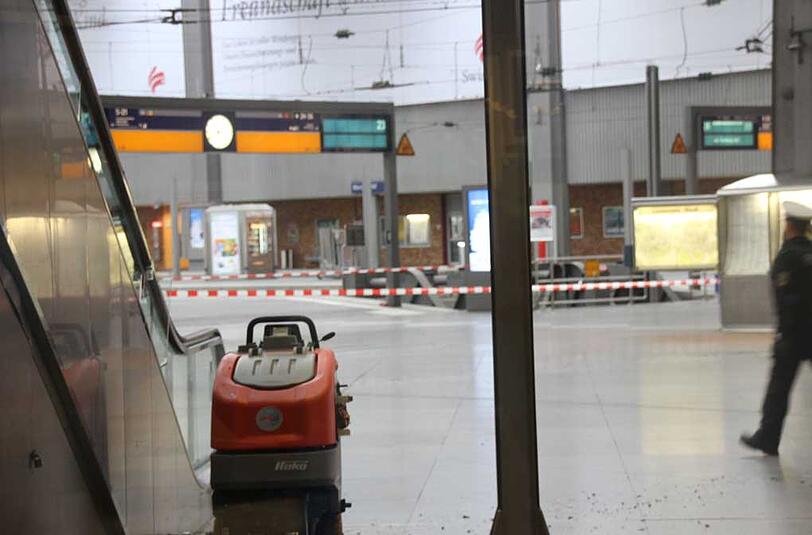 Der Hauptbahnhof in München wurde evakuiert, der Schalterbereich ist abgeriegelt, der Fernverkehr komplett eingestellt. Viele Reisende müssen sich eine Notunterkunft suchen. Die Bilder.