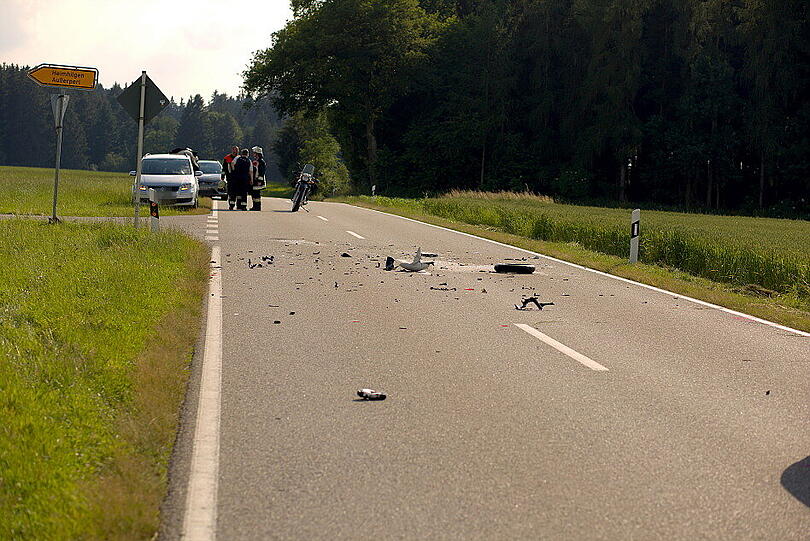 Ein Skoda prallte auf ein entgegenkommendes Motorrad. Der Motorradfahrer überlebte den Zusammenstoß nicht.