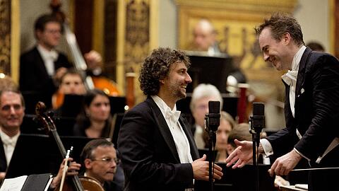 Jonas Kaufmann, die Wiener Philharmoniker und der Dirigent Jonathan Nott im Goldenen Saal des Wiener Musikvereins.