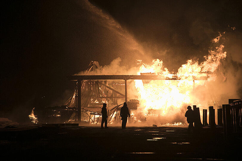 Bilder vom großen Feuerwehreinsatz in Fridolfing am Dienstagabend. Der Sachschaden ist nach dem Brand eines Sägewerks immens.