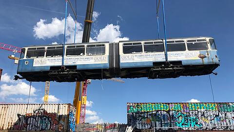 Eine Tram in der Luft sieht man auch nicht alle Tage.
