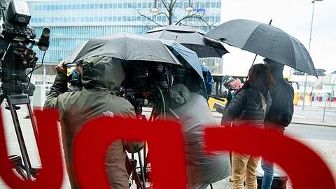 Medienvertreter warten im Regen vor der CDU-Zentrale, dem Konrad-Adenauer-Haus. Foto: Kay Nietfeld/dpa