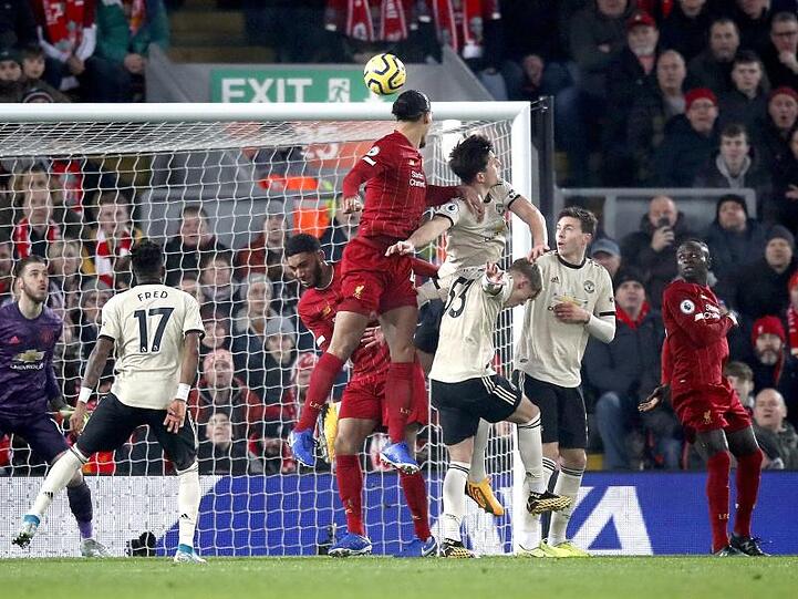 Liverpools Abwehrchef Virgil van Dijk (M, 14) markierte gegen Manchester United per Kopf den Treffer zur 1:0-Führung.