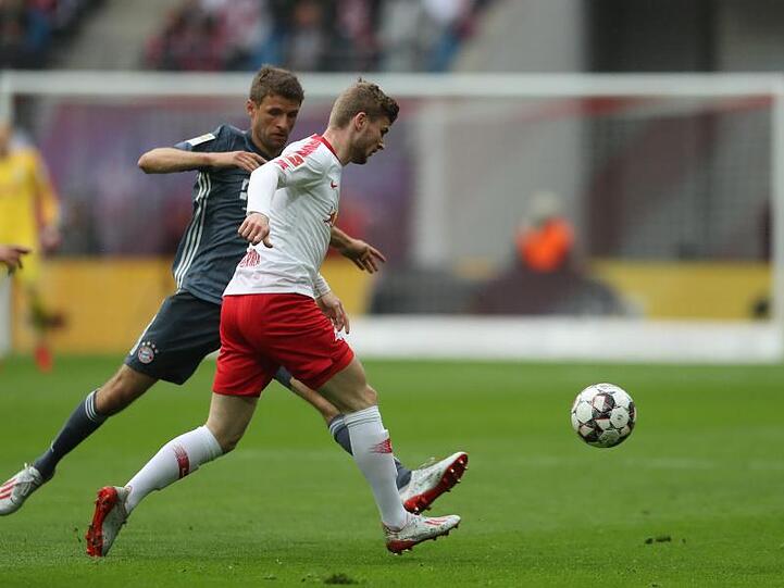 Thomas Müller von Bayern und Timo Werner von Leipzig (l-r.) bemühen sich um den Ball. Foto: Jan Woitas