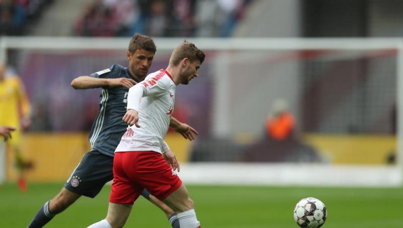 Thomas Müller von Bayern und Timo Werner von Leipzig (l-r.) bemühen sich um den Ball. Foto: Jan Woitas Thomas Müller von Bayern und Timo Werner von Leipzig (l-r.) bemühen sich um den Ball. Foto: Jan Woitas