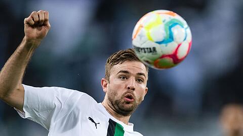 Der Gladbacher Christoph Kramer stellt sich hinter den Trainer.