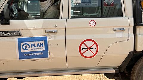Die Fahrzeuge von Hilfsorganisationen in Krisengebieten sind klar gekennzeichnet - trotzdem kommt es immer wieder zu Angriffen auch auf Helfer. (Archivbild)