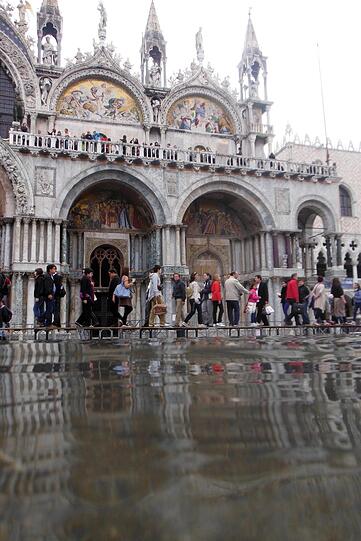 Alarmstufe Gelb in Venedig: Am Montag ist der Wasserstand auf 105 cm über dem Meeresspiegel gemessen worden. Die Bilder der Überschwemmung.