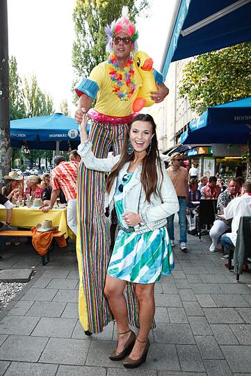 Fand gefallen an einem bunten Stelzenläufer: Laura Wontorra