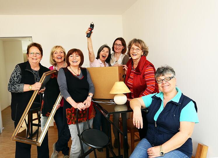 SENIOREN-WG: Sie sind kürzlich in ihre neue Senioren-WG am Reinmarplatz in Gern eingezogen: (v.l.) Rosalinde Hubert (65), Mariejo Winters (67), Bärbel Draxinger (66), Eva Lama (67) - und ganz rechts: Henny Frohn. Die Dame in rot, Christa Lippmann (2.v.r.) hat sich das Projekt &bdquo;Frauenwohnen im Alter&ldquo; ausgedacht und schon einige Damen-WGs gegründet. Psychologin Angela Lang (3.v.r.) hilft der neuen WG, sich in ihrem neuen gemeinsamen Zuhause einzuwohnen.