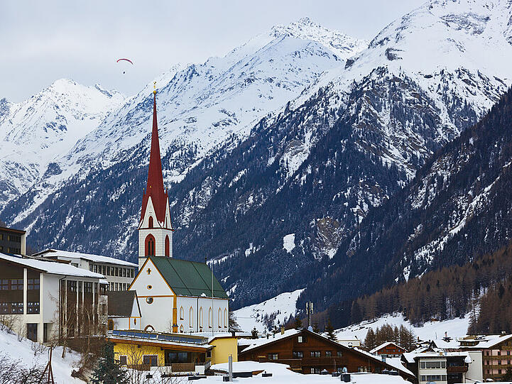 SÖLDEN: Die insgesamt 145 Kilometer Pisten lassen nicht nur Hobbyskifahrer frohlocken, sondern lockten auch vor kurzem Hollywood in die österreichischen Alpen. Im neuen James-Bond-Streifen rutscht Hauptdarsteller Daniel Craig gekonnt über den Schnee in Sölden.