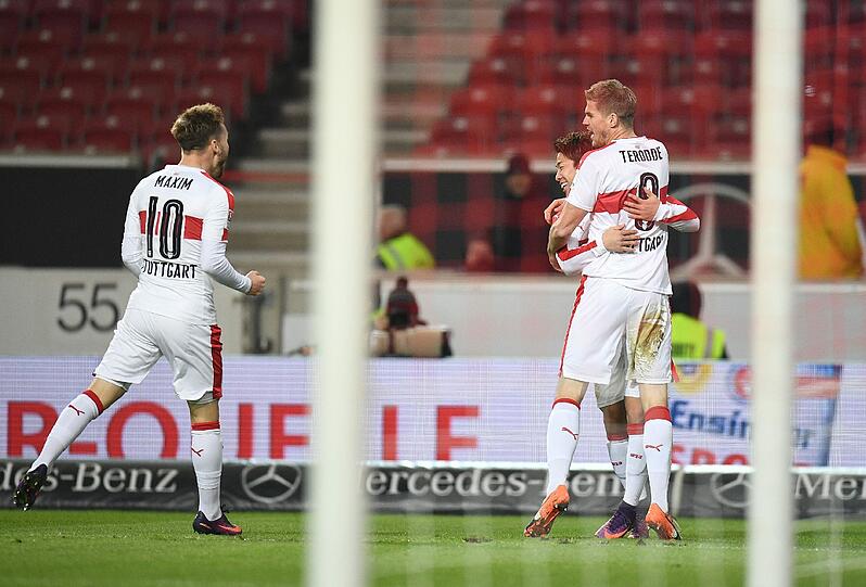 Alexandru Maxim, Takuma Asano und Torschütze Simon Terodde bejubeln das Tor zum 1:0.