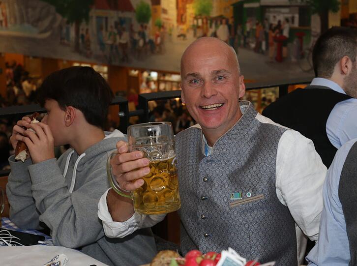 Klicken Sie sich durch die besten Bilder zum Oktoberfestbesuch der Sechzger.