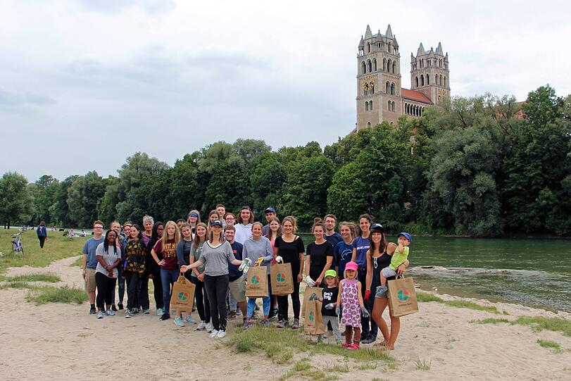 Mitwirkenden bei der Sammelaktion an der Isar