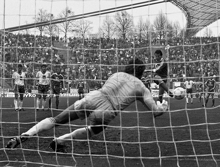 Lässt 1988 beim 5:1 der Bayern gegen Schalke Toni Schumacher per Elfmeter keine Chance: Lothar Matthäus.