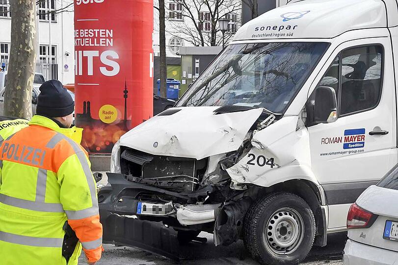 Heftiger Unfall in der Infanteriestraße: Die Feuerwehr musste die Verletzte aus ihrem Wrack befreien.