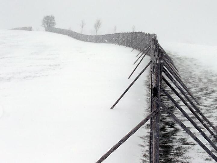 Schnee an einem Schneefangzaun. Karl-Josef Hildenbrand/Archiv Foto: Karl-Josef Hildenbrand