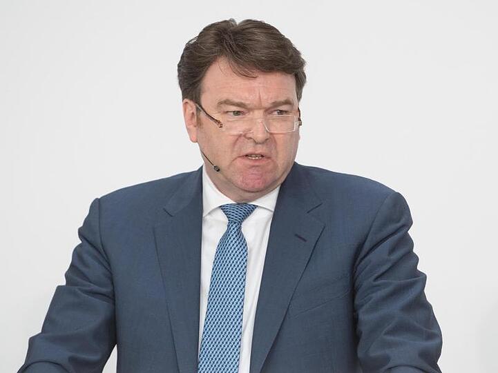 Audi-Chef Bram Schot stellt das Produktionsnetz, Schichten, Zulagen, Modell- und Motorvarianten auf den Prüfstand und will das mittlere Management ausdünnen.