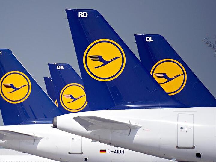 Maschinen der Lufthansa stehen auf dem Flughafen "Franz Josef Strauß" in München.
