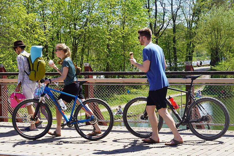 Auf der Thalkirchner Brücke wird viel Eis geschleckt. Kein Wunder, nur wenige Meter weiter gibt es eine beliebte Eisdiele.