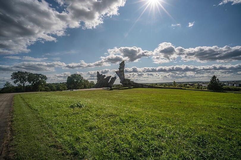 Trügerische Idylle: Unter dem in den Himmel gereckten Mahnmal in Kaunas befindet sich ein Massengrab gigantischen Ausmaßes.