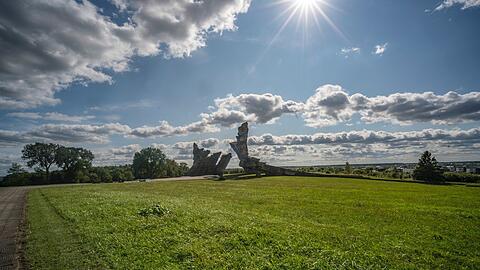 Trügerische Idylle: Unter dem in den Himmel gereckten Mahnmal in Kaunas befindet sich ein Massengrab gigantischen Ausmaßes.