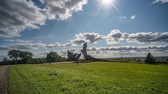 Trügerische Idylle: Unter dem in den Himmel gereckten Mahnmal in Kaunas befindet sich ein Massengrab gigantischen Ausmaßes.