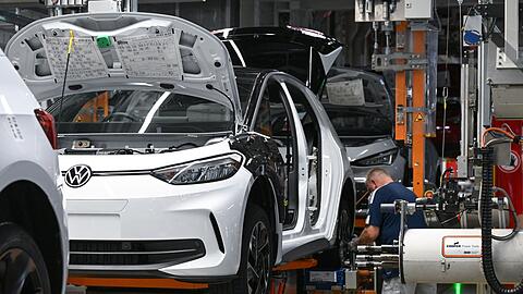 Der Hochlauf der Elektromobilität geht aus Sicht der Industrie zu langsam voran. (Symbolbild)