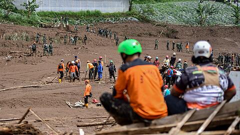 Einsatzkr&auml;fte bargen zwei Tage nach dem Ungl&uuml;ck weitere Opfer.