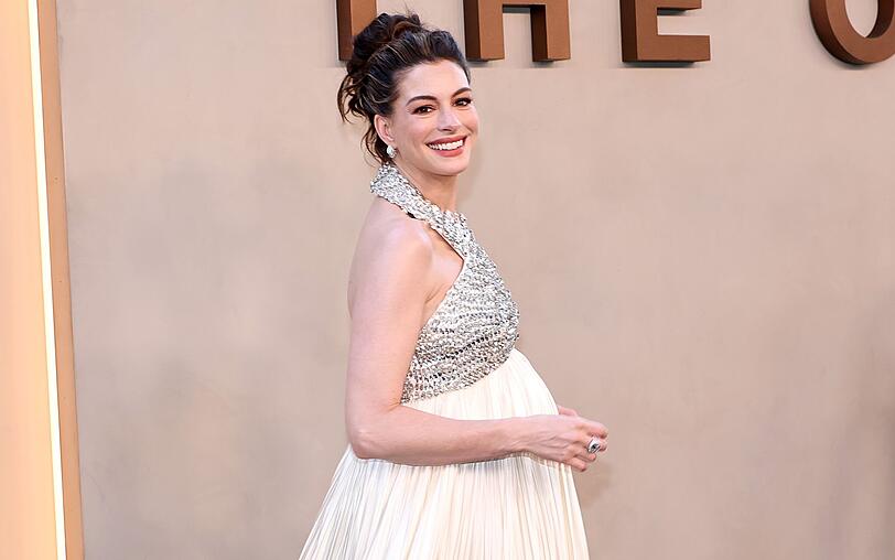 Bei der Premiere von "Die Odyssee" zeigte sich Anne Hathaway mit Babybauch. Bei der Premiere von "Die Odyssee" zeigte sich Anne Hathaway mit Babybauch.