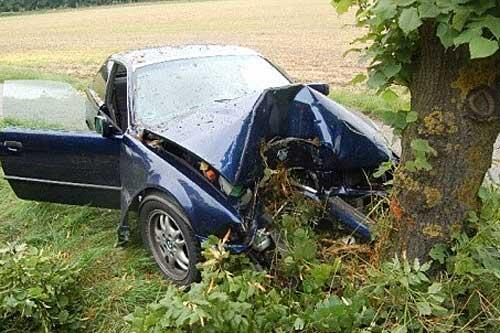 Völlig zerstört: Dieser BMW prallte gegen einen Baum