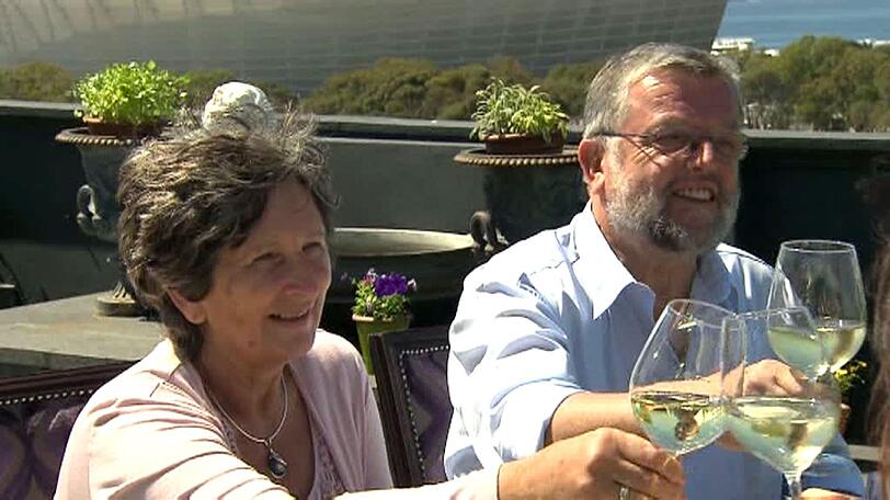 Mutter Helga und Vater Heinz beim Kennenlernen mit Finalistin Mona über den Dächern Südafrikas.