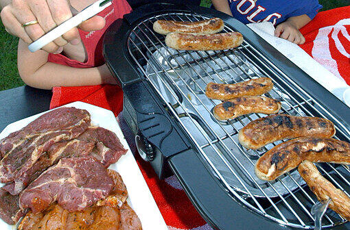 Der Übervorsichtige:
Offenes Feuer ist ihm suspekt und mit Grillgeruch die Nachbarn ärgern mag er auch nicht. Um trotzdem am Spiel teilnehmen zu dürfen, hat er sich einen Elektrogrill gekauft...
