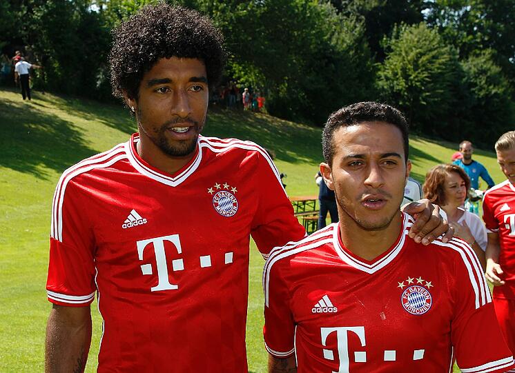 Arm in Arm: Dante und Thiago Alcántara scheinen sich gut zu verstehen.