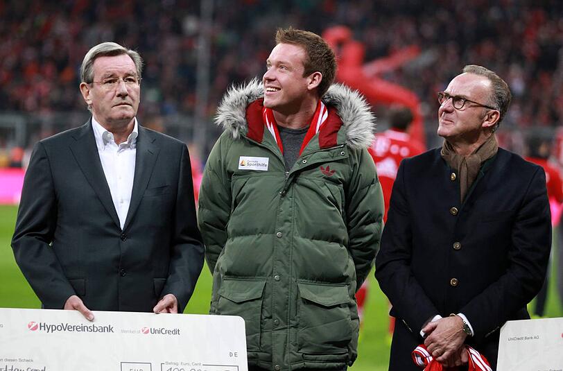 Der FC Bayern München spendet der Deutschen Sporthilfe 220.000 Euro. Beim Überreichen des Schecks anwesend: Karl Hopfner, Felix Loch, Karl-Heinz Rummenigge (v.l.).