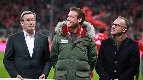 Der FC Bayern München spendet der Deutschen Sporthilfe 220.000 Euro. Beim Überreichen des Schecks anwesend: Karl Hopfner, Felix Loch, Karl-Heinz Rummenigge (v.l.).